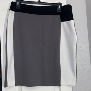 Beautiful skirt, need ironing. Zipper on the side .size 10